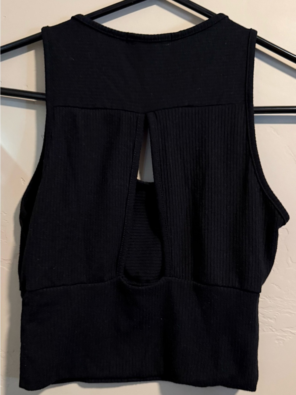 Black Ribbed Cropped Tank Top - Picture 2 of 3